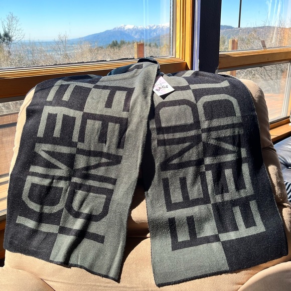 Fendi: Wool Scarf Vintage FENDI Mirrored - Picture 13 of 14